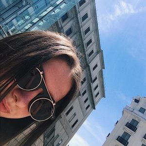 Meet your Posher, Mia